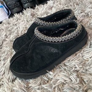 BLACK UGG TASMANS SIZE 9